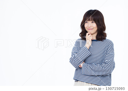 笑顔で考えている女性 笑顔で考えている女性 130715093