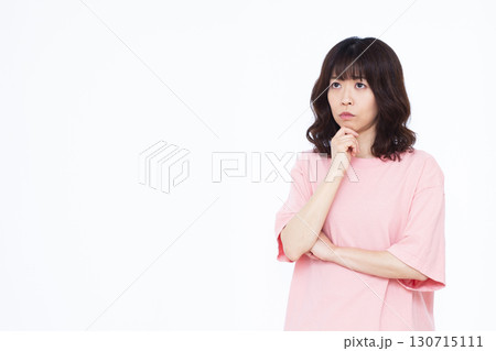 悩んでいる女性 130715111