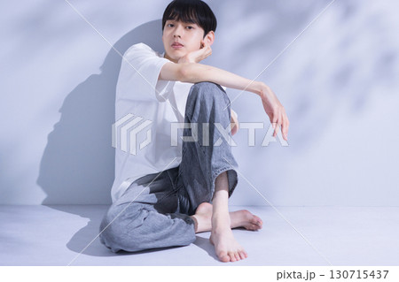 20代男性のビューティーイメージ　ポートレート 130715437