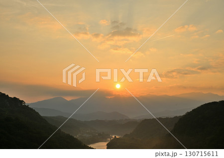 朝日が昇る山並み 130715611