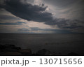 夏の夕暮れの江の島沖の夕暮れのどんよりとした空と海 130715656