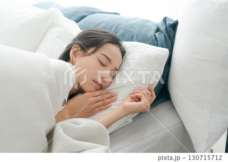 ベッドで眠る若い女性 130715712