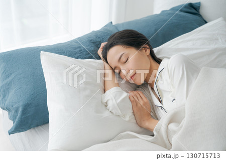 ベッドで眠る若い女性 130715713