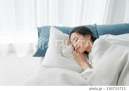 ベッドで眠る若い女性 ベッドで眠る若い女性 130715715