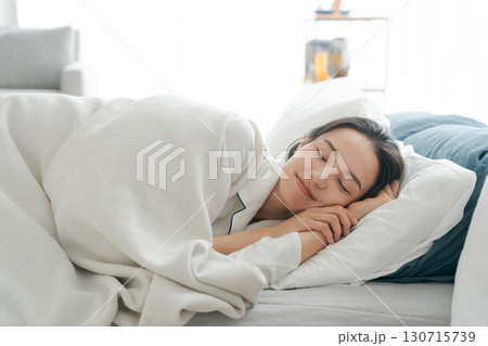 ベッドで眠る若い女性 130715739