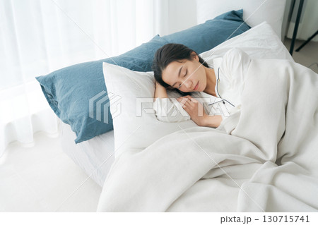 ベッドで眠る若い女性 ベッドで眠る若い女性 130715741