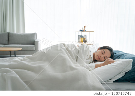 ベッドで眠る若い女性 130715743