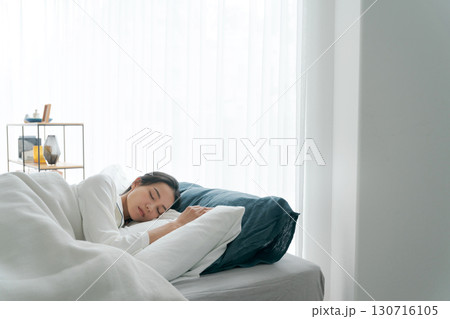 ベッドで寝るパジャマの女性 ベッドで寝るパジャマの女性 130716105