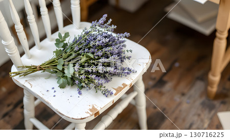 白いアンティークチェアの上に置かれたラベンダーの花束のイメージ画像  背景 壁紙素材 130716225