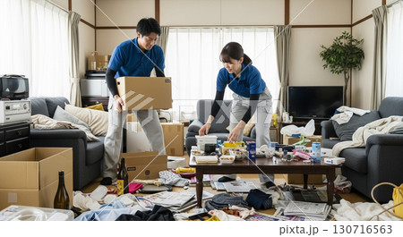 散らかった部屋を片付けている男女二人の作業員　遺品整理業者 130716563