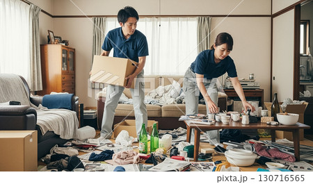 散らかった部屋を片付けている男女二人の作業員　遺品整理業者 130716565