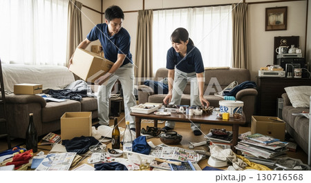 散らかった部屋を片付けている男女二人の作業員　遺品整理業者 130716568