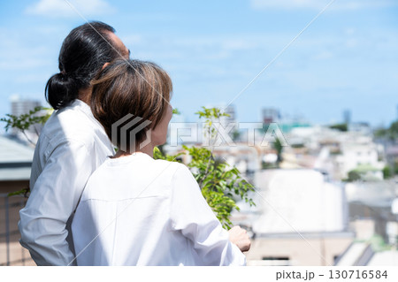 テラスで街を眺めるシニア夫婦 テラスで街を眺めるシニア夫婦 130716584
