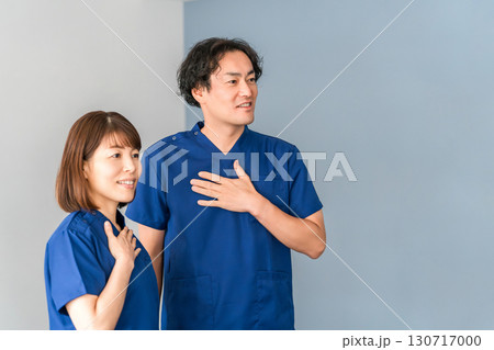 スクラブ姿の医療従事者,医療スタッフ,医師の男女 スクラブ姿の医療従事者,医療スタッフ,医師の男女 130717000