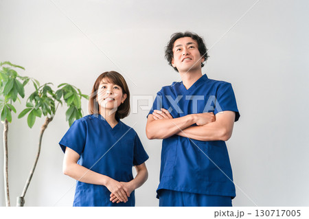 スクラブ姿の医療従事者,医療スタッフ,医師の男女 130717005