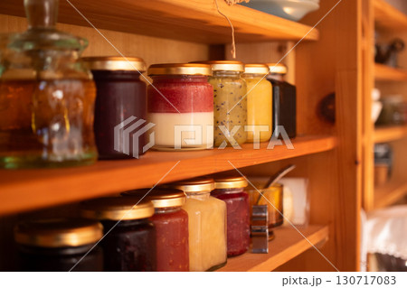 整列したジャムの瓶(1) 整列したジャムの瓶(1) 130717083