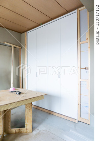 和室の押し入れ洋風の開閉扉にリフォーム途中の現場の写真画像　白い折り戸　マンションRC 130717152
