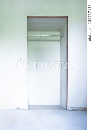 洋室クローゼット開き戸のリフォーム工事途中の写真画像　設置取り付け前　マンション 130717155