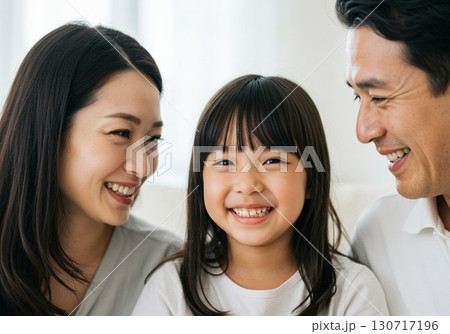 笑顔あふれる親子ポートレート　幸せな家族の時間 130717196