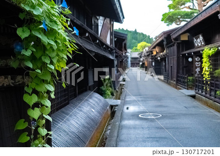 朝顔と古い町並み 130717201