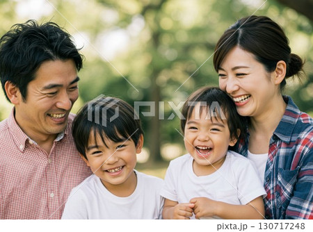 公園で笑顔あふれる家族のポートレート 公園で笑顔あふれる家族のポートレート 130717248
