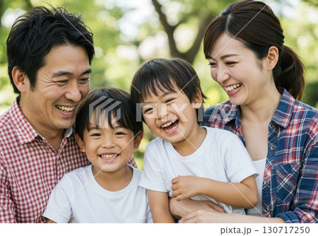 公園で笑顔あふれる家族のポートレート 公園で笑顔あふれる家族のポートレート 130717250