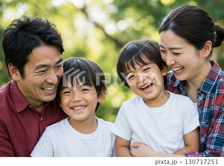 公園で笑顔あふれる家族のポートレート 公園で笑顔あふれる家族のポートレート 130717251