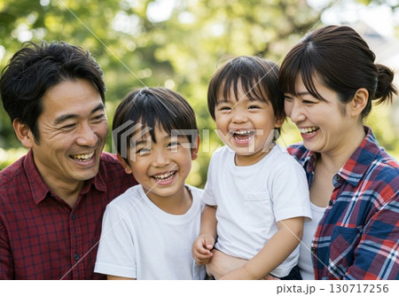 公園で笑顔あふれる家族のポートレート 公園で笑顔あふれる家族のポートレート 130717256