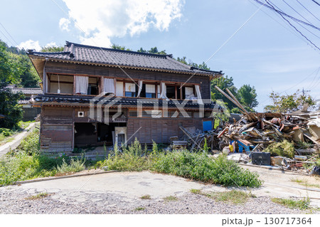 地震と津波により破壊された家と瓦礫 地震と津波により破壊された家と瓦礫 130717364