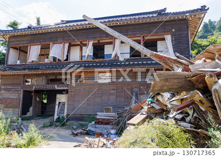 地震と津波により破壊された家と瓦礫 地震と津波により破壊された家と瓦礫 130717365