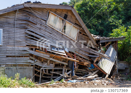 地震と津波により破壊された家と瓦礫 130717369
