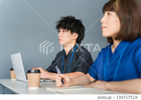 医療カンファレンス・勉強会・セミナー・研修・研修を受けるスクラブ姿の男女医療スタッフ 医療カンファレンス・勉強会・セミナー・研修・研修を受けるスクラブ姿の男女医療スタッフ 130717519