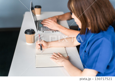 医療カンファレンス,勉強会,セミナー,研修を受けるスクラブ姿の男女医療スタッフ,医療従事者, 医師 医療カンファレンス,勉強会,セミナー,研修を受けるスクラブ姿の男女医療スタッフ,医療従事者, 医師 130717521