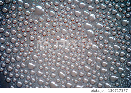 車のボディーにできた水玉 130717577