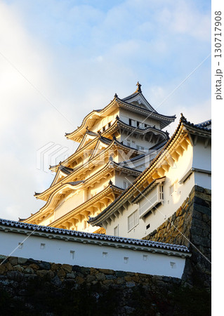 夕日に照らされる世界文化遺産国宝姫路城 130717908