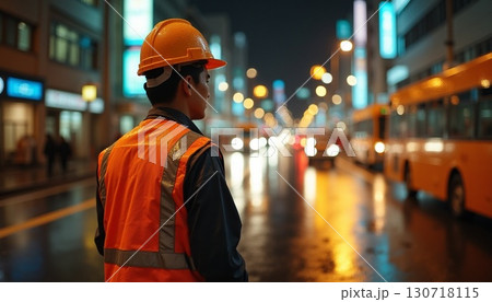 歩道を整備する男性 歩道を整備する男性 130718115