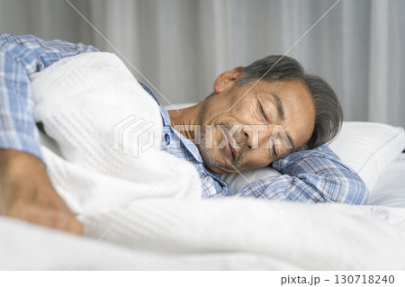 60代の男性　寝顔 130718240