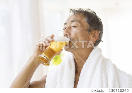 ビールを飲むシニア男性 130718249
