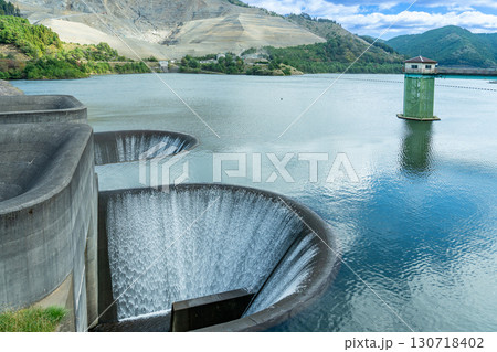 滋賀県甲賀市　二つの洪水吐きのある青土ダムの流れ 130718402