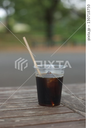 屋外のテーブルの上に置いたアイスコーヒー 屋外のテーブルの上に置いたアイスコーヒー 130718750