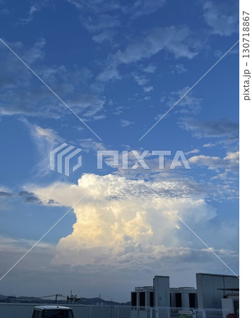 夏の午後、太陽の光が差し込む 130718867