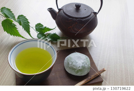 日本茶 お菓子 緑茶 和菓子 草餅　鉄瓶　日本のイメージ 130719622