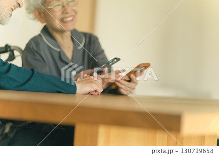 高齢者施設の入居者とスマホ 高齢者施設の入居者とスマホ 130719658
