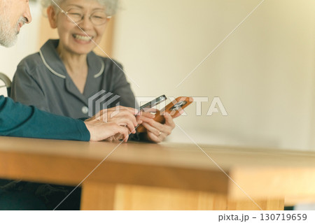 高齢者施設の入居者とスマホ 高齢者施設の入居者とスマホ 130719659
