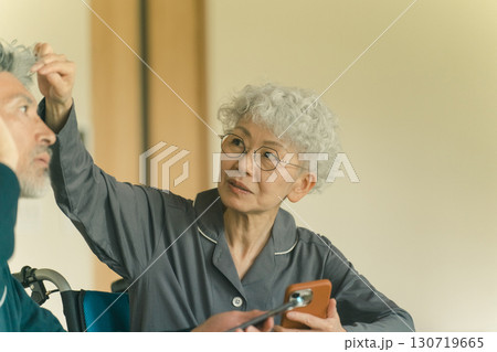 高齢者施設の入居者 130719665