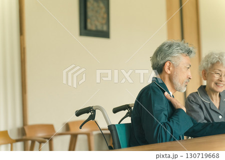 高齢者施設の入居者 高齢者施設の入居者 130719668