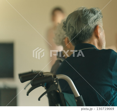 高齢者施設の入居者と介護職員 高齢者施設の入居者と介護職員 130719669