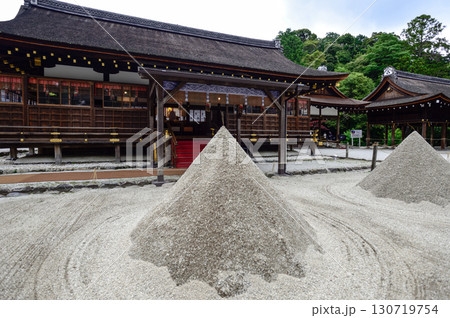 上賀茂神社（賀茂別雷神社）立砂と細殿 130719754