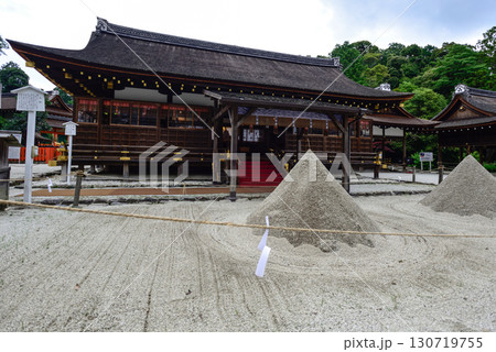 上賀茂神社(賀茂別雷神社)立砂と細殿 上賀茂神社(賀茂別雷神社)立砂と細殿 130719755