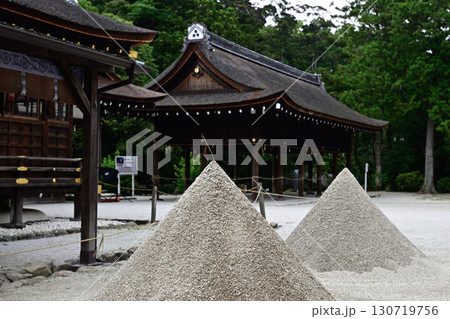 上賀茂神社（賀茂別雷神社）立砂と細殿 130719756